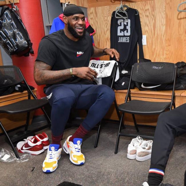篮球——NBA常规赛：勇士胜开拓者