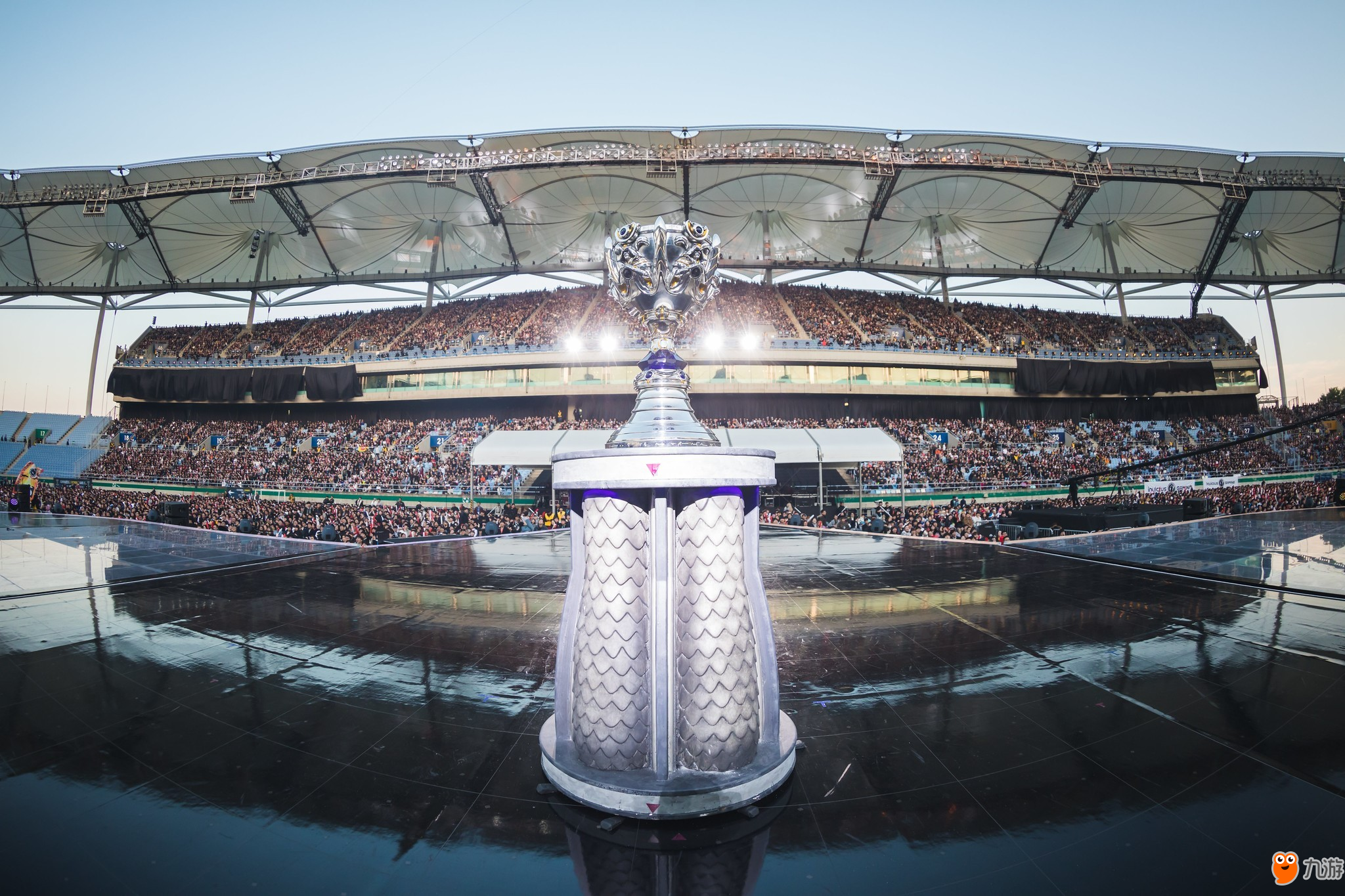 三方混战！ JIEJIE 诺克萨斯砍下两块，击杀三人， bin 的冰杖和鳄鱼展示了BN，赢得了第一局